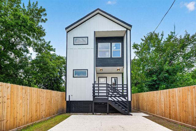 2205 Des Chaumes St — Lahoma