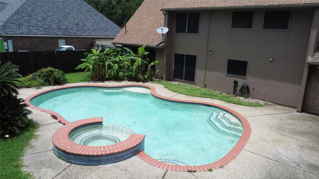 5101 Arrowhead Dr — Country Club Oaks Sec 04