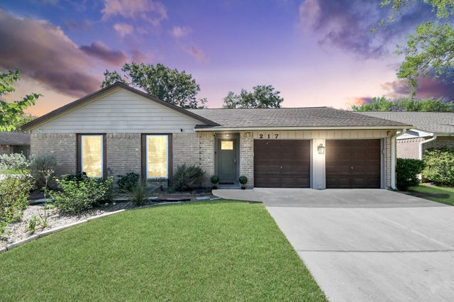 217 Greenshire Dr — Meadow Bend
