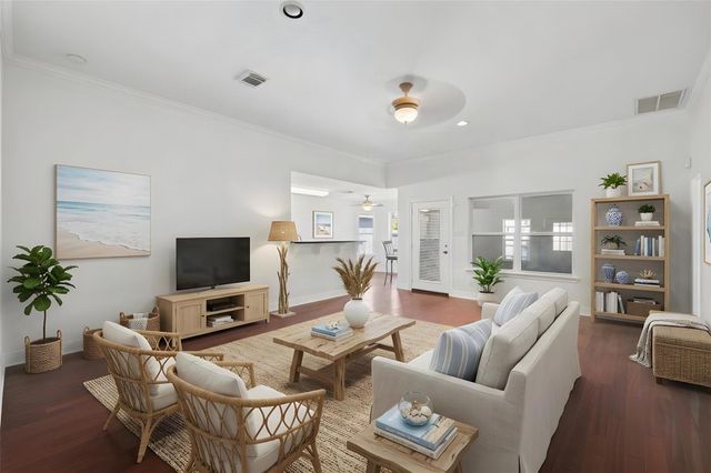 11 Clara Barton Ln — Barton Square 2002