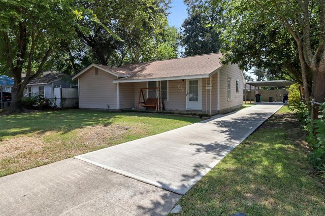 702 Parkway St — Lawndell