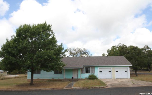 610 N Pine St — OUT/GILLESPIE COUNTY